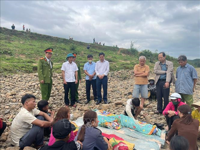 Tìm thấy thi thể hai người bị đuối nước mất tích ở đê Cà Giang